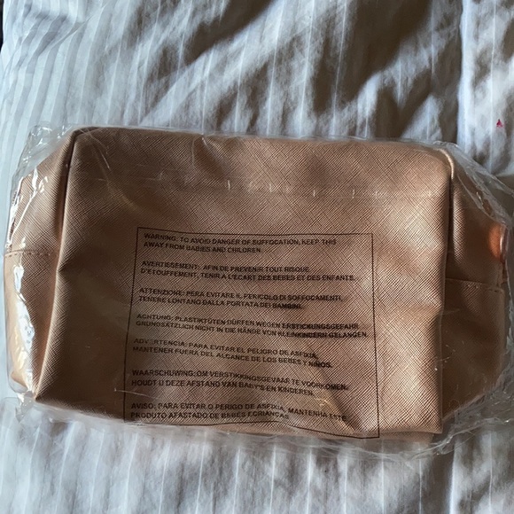 NIP Rodan and Fields peach make up bag - Picture 3 of 5